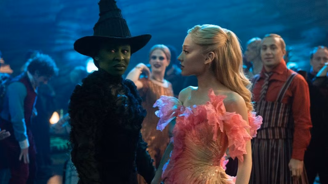 "Wicked: For Good" đi sâu hơn vào những xung đột chính trị và quyền lực tại vương quốc Oz. Ảnh: Universal Pictures