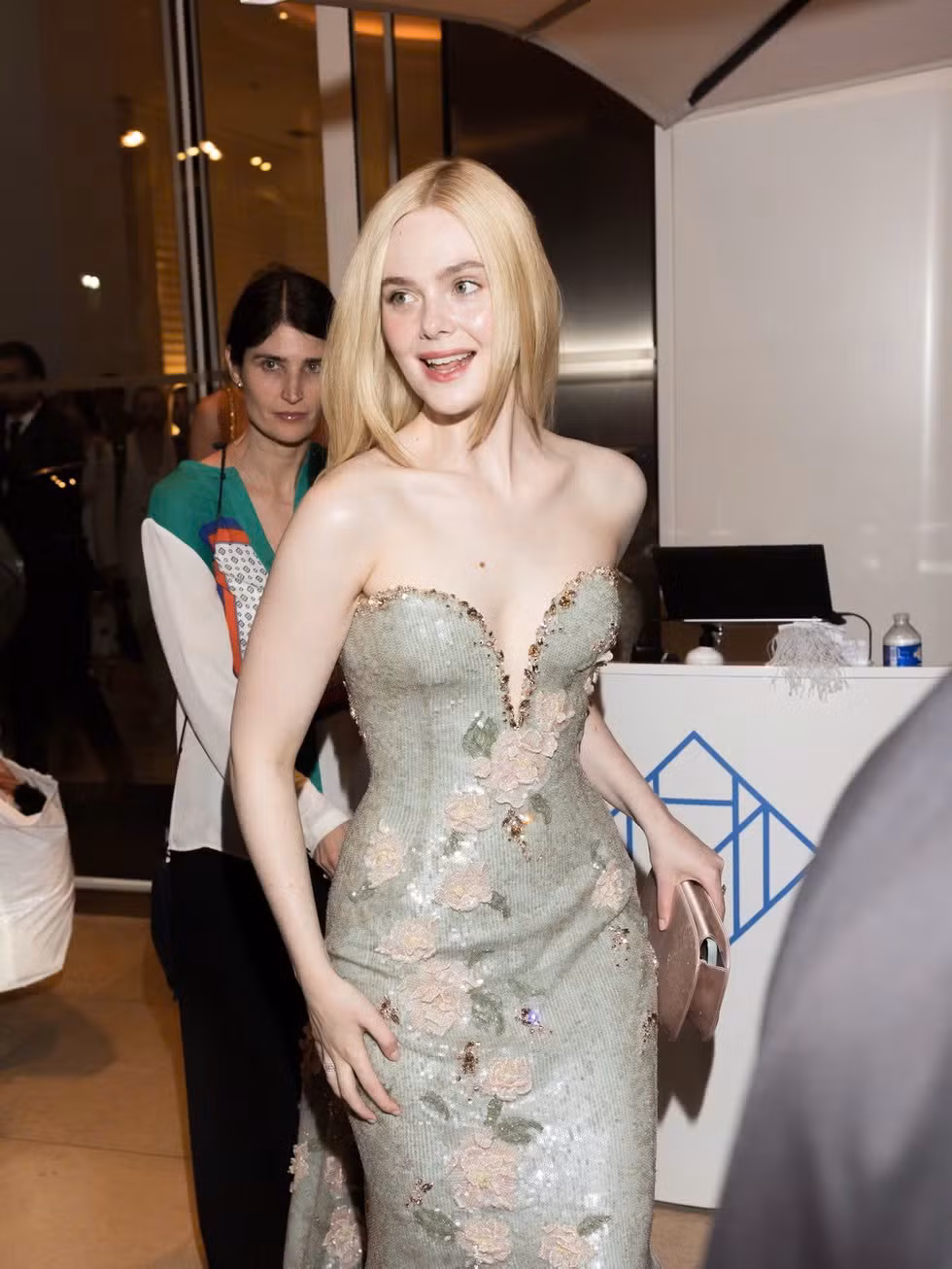 Elle Fanning khoe trọn đường cong với chiếc váy ôm sát, đính kết đá sang trọng. Ảnh: Getty Images