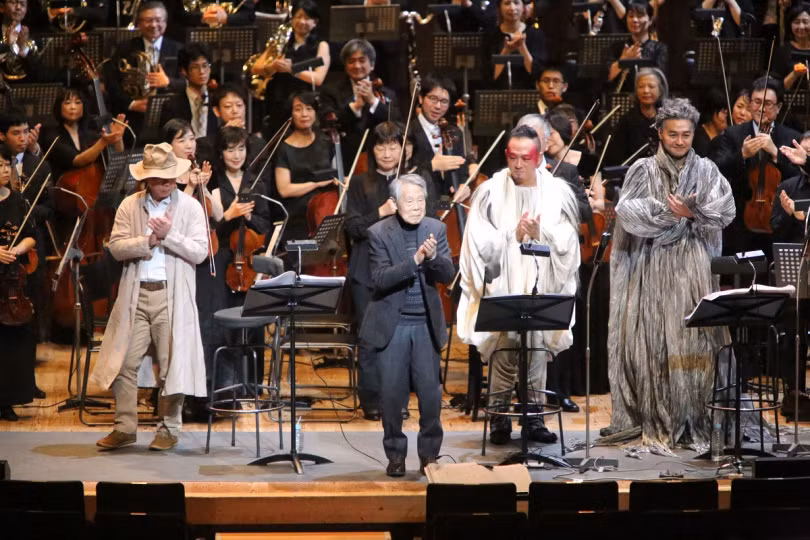 Michio Mamiya trên sân khấu buổi diễn opera "Clairvoyant Monkey Painter" vào năm 2019. Ảnh: Manabu Shibuya