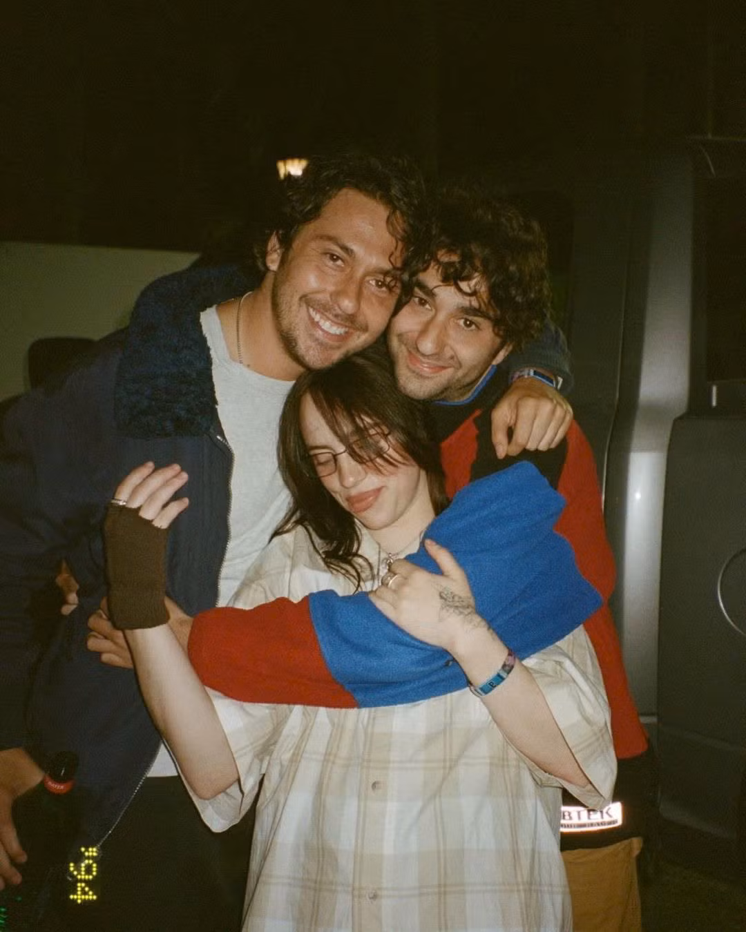 Nat Wolff (trái) và em trai Alex Wolff chung khung hình cùng Billie Eilish.