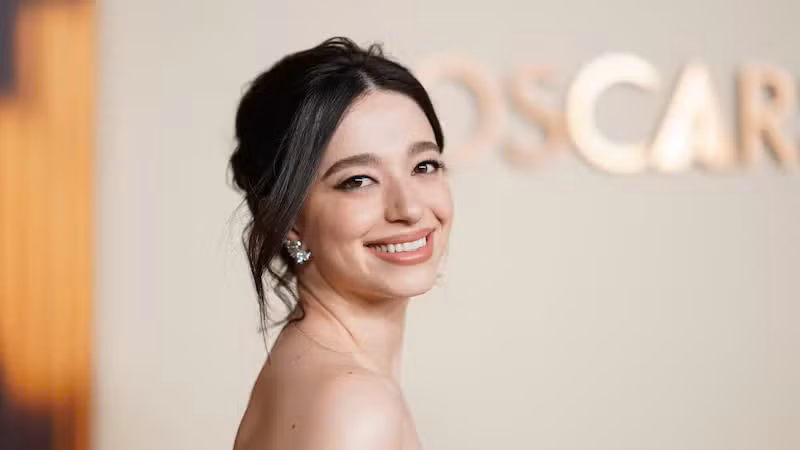 Ngôi sao trẻ sinh năm 1999 Mikey Madison bất ngờ vượt đàn chị Demi Moore giành giải Oscar đầu tiên trong sự nghiệp cho vai diễn trong "Anora". Ảnh: AP