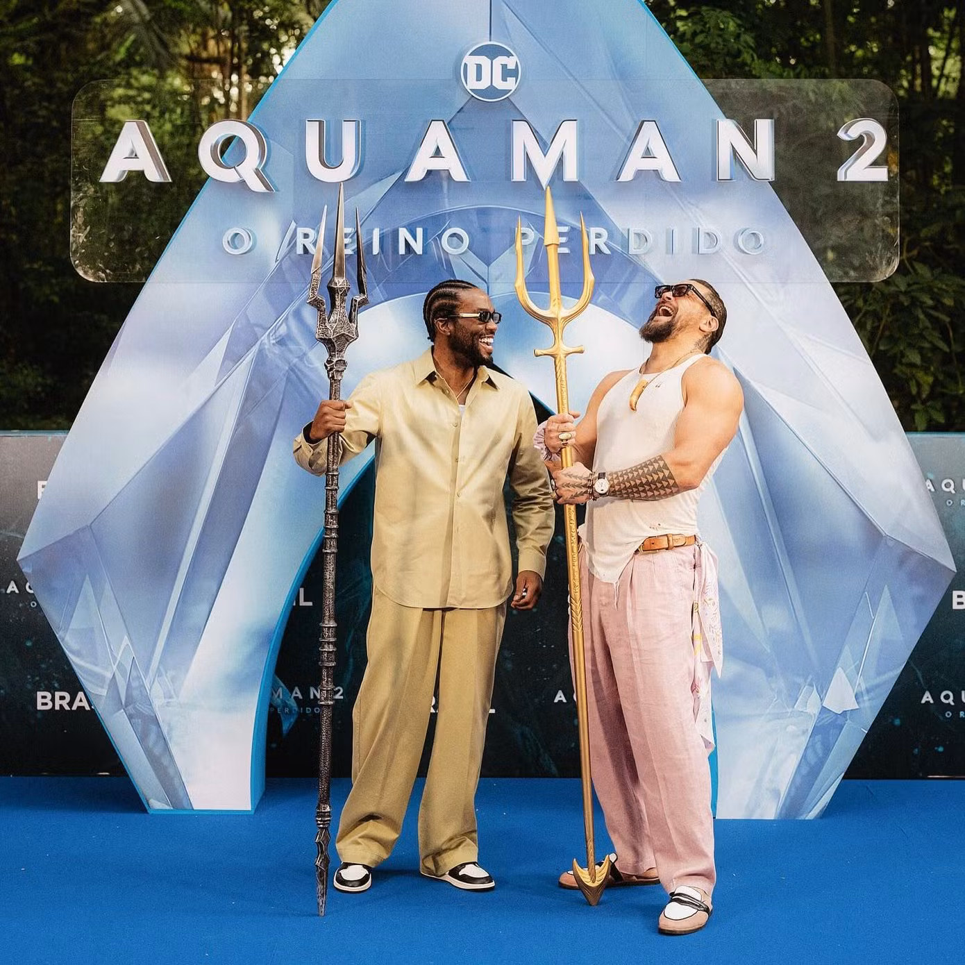 "Aquaman" tạo dáng bên phản diện "Black Manta" trong buổi quảng bá ở Brazil.