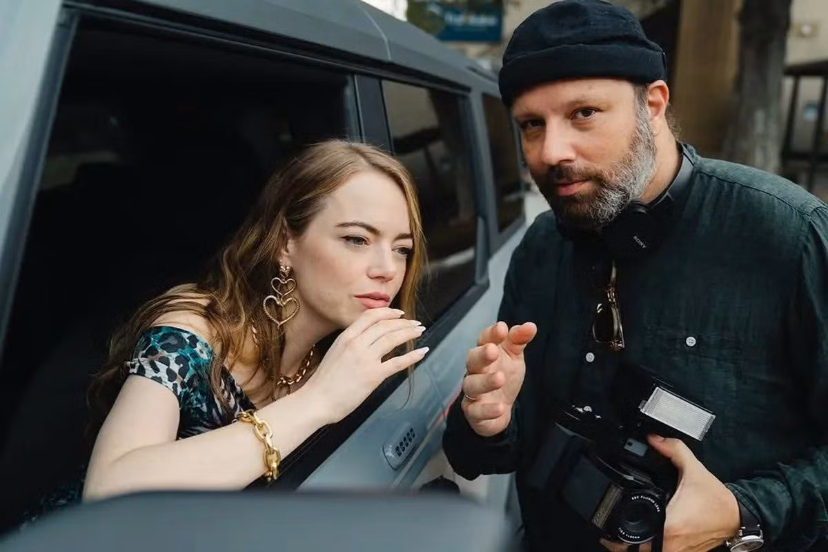 Emma và đạo diễn Yorgos Lanthimos trên phim trường "Kinds of Kindness". Ảnh: Atsushi Nishijima