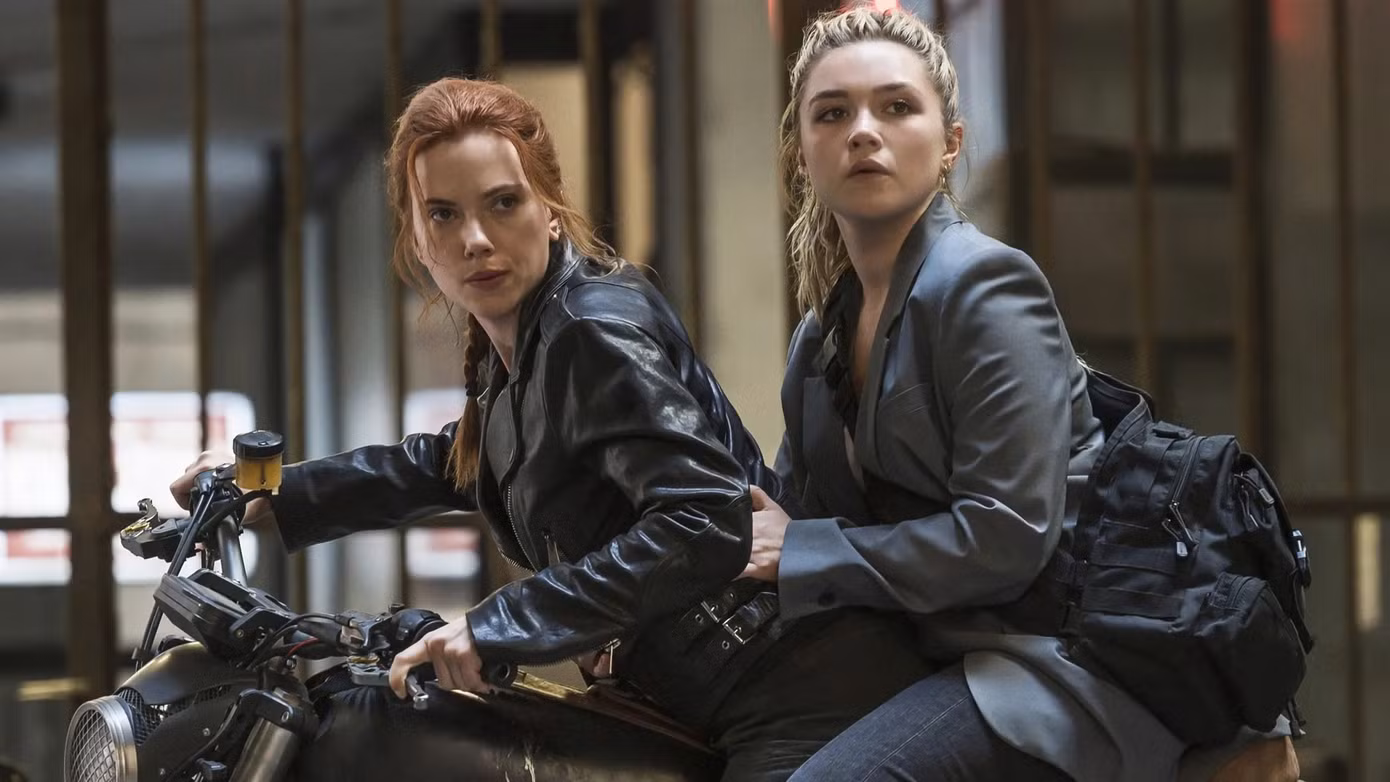 Scarlett Johansson (trái) và Florence Pugh trong "Black Widow" (2021). Ảnh: Marvel Studios