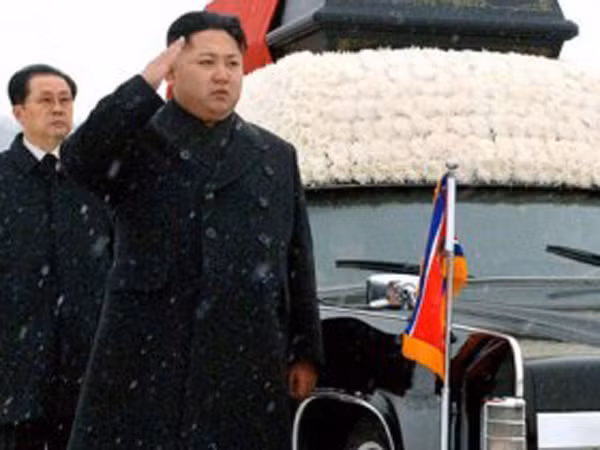 Ông Kim Jong-un và người chú rể Jang Song-thaek (trái) bên cạnh xe chở quan tài cố lãnh đạo Kim Jong-il