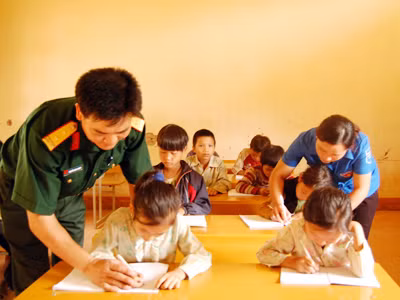 Bộ đội Đoàn 326 và trí thức trẻ tình nguyện dạy học cho học sinh Trường Tiểu học Khoang Cáp (xã Mường Và, huyện Sốp Cộp, tỉnh Sơn La)