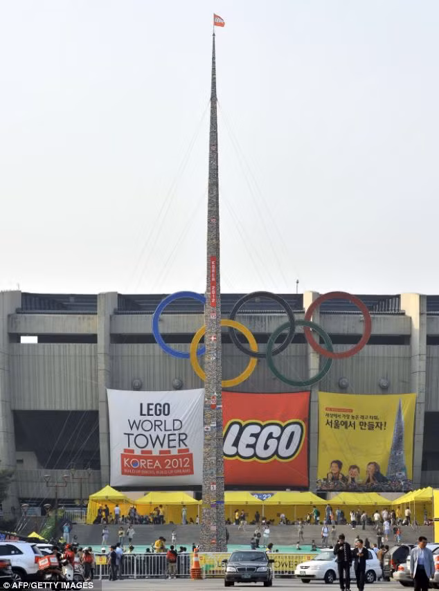 Tháp cao 31,9 mét đánh bại kỷ lục thiết lập ở Pháp với chiều cao của tháp Lego chỉ là 30 cm.