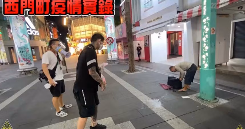 Nhóm YouTuber ném bóng nước vào người đàn ông vô gia cư từ chối đeo khẩu trang.