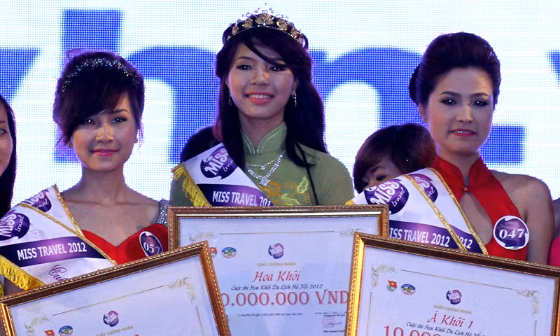 Ba thí sinh đạt giải cao nhất cuộc thi: Nguyễn Phương Thảo, Dương Thị Hà Giang, Đoàn Thu Hoài (từ trái qua phải)