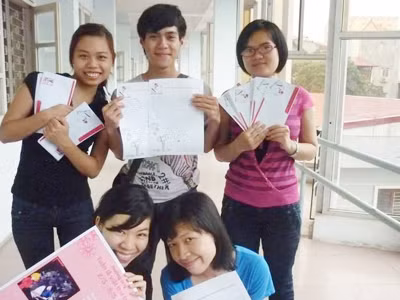 Nhóm SV thực hiện cuộc thi. Ảnh: P.T