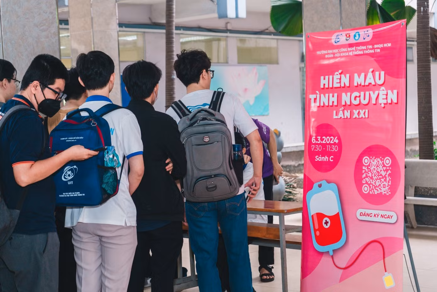 Ngay từ sáng sớm, đông đảo các tình nguyện viên đã có mặt tại Sảnh Nhà học C để đăng kí tham gia hoạt động Ngày hội “Hiến máu tình nguyện – Khoa Hệ thống Thông tin” lần thứ XXI - năm 2024. (Ảnh: Toàn Phan). Ngay từ sáng sớm, đông đảo các tình nguyện viên đã có mặt tại Sảnh Nhà học C để đăng kí tham gia hoạt động Ngày hội “Hiến máu tình nguyện – Khoa Hệ thống Thông tin” lần thứ XXI - năm 2024. (Ảnh: Toàn Phan).