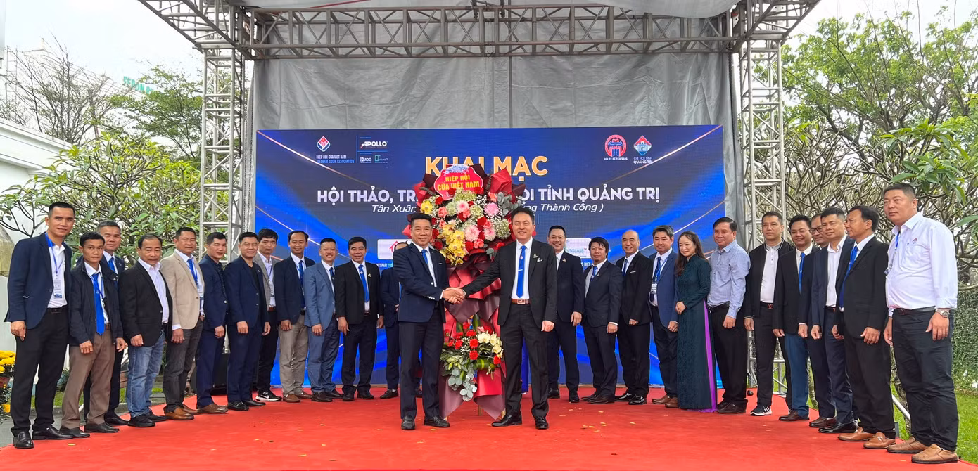 Ông Ngô Quốc Huân - Chủ tịch Hiệp hội cùng Ban Lãnh đạo Hiệp hội và Chi hội Quảng Trị đã cắt băng khánh thành khai mạc triển lãm, hội thảo ngành Cửa tỉnh Quảng Trị với Chủ đề “Gắn kết cùng thành công” Ông Ngô Quốc Huân - Chủ tịch Hiệp hội cùng Ban Lãnh đạo Hiệp hội và Chi hội Quảng Trị đã cắt băng khánh thành khai mạc triển lãm, hội thảo ngành Cửa tỉnh Quảng Trị với Chủ đề “Gắn kết cùng thành công”