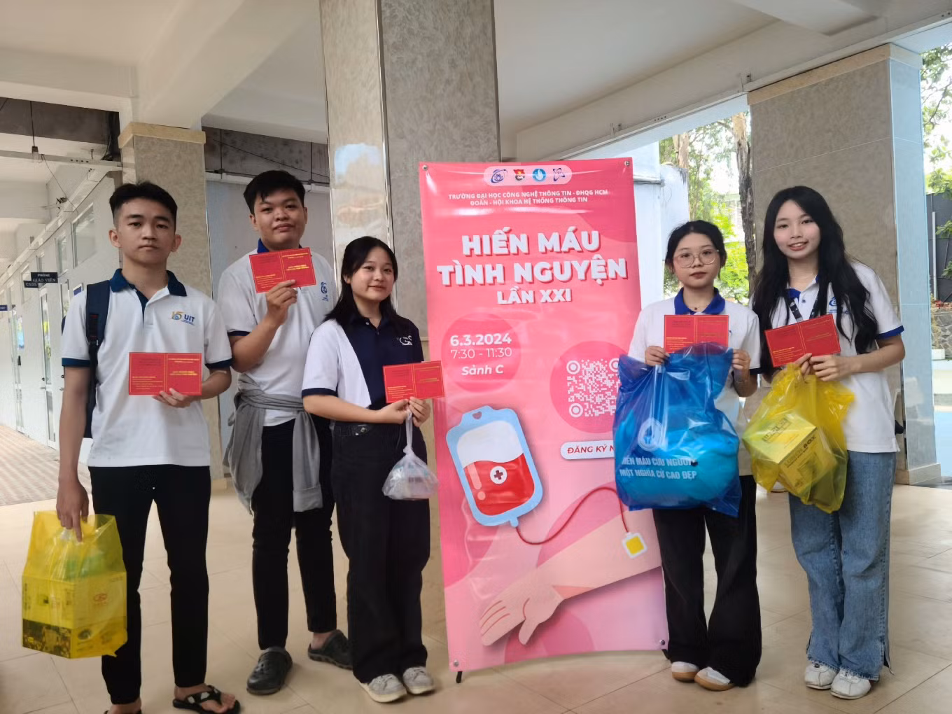 Hoạt động hiến máu tình nguyện mang ý nghĩa nhân văn sâu sắc, nghĩa cử cao đẹp của các tình nguyện viên trên toàn thế giới, những người luôn tình nguyện mang đến những điều tốt đẹp cho xã hội và cộng đồng, chung tay bảo đảm lượng máu đáp ứng yêu cầu trong cấp cứu và điều trị bệnh. (Ảnh: Toàn Phan). Hoạt động hiến máu tình nguyện mang ý nghĩa nhân văn sâu sắc, nghĩa cử cao đẹp của các tình nguyện viên trên toàn thế giới, những người luôn tình nguyện mang đến những điều tốt đẹp cho xã hội và cộng đồng, chung tay bảo đảm lượng máu đáp ứng yêu cầu trong cấp cứu và điều trị bệnh. (Ảnh: Toàn Phan).