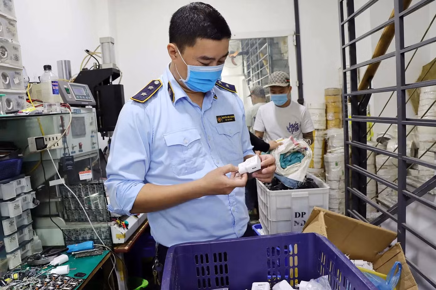 Lực lượng QLTT Hà Nội kiểm tra, xử lý các cơ sở sản xuất, kinh doanh hàng giả, hàng kém chất lượng.