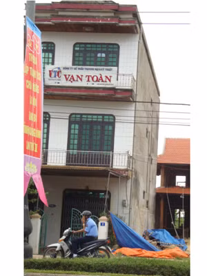 Ngôi nhà ông Phi, cũng là địa điểm chứa chấp cờ bạc, luôn kín cổng cao tường