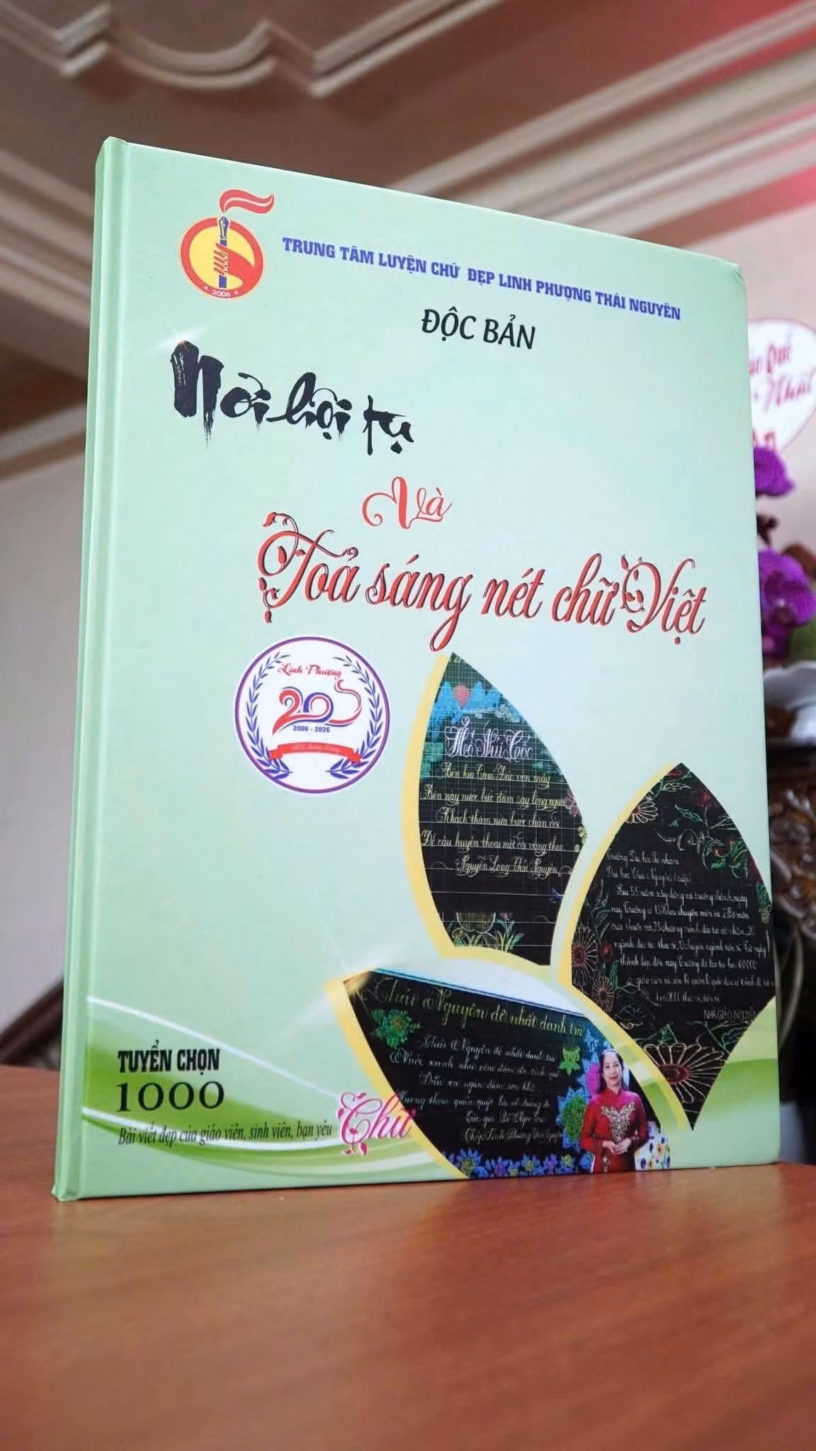 “Nơi hội tụ và tỏa sáng nét chữ Việt” – cuốn độc bản viết tay của hơn 1.000 người chính thức được ghi nhận Kỷ lục Việt Nam. “Nơi hội tụ và tỏa sáng nét chữ Việt” – cuốn độc bản viết tay của hơn 1.000 người chính thức được ghi nhận Kỷ lục Việt Nam.