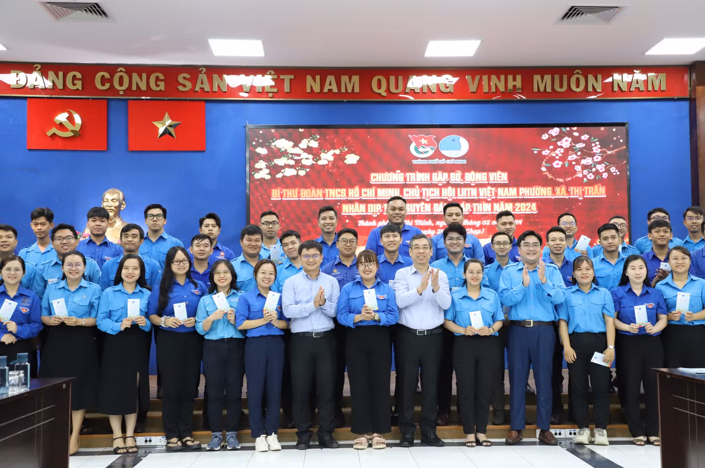 Phó Bí thư Thành ủy TPHCM Nguyễn Phước Lộc lưu niệm cùng các cán bộ Đoàn, Hội ở cơ sở. Ảnh: Ngô Tùng Phó Bí thư Thành ủy TPHCM Nguyễn Phước Lộc lưu niệm cùng các cán bộ Đoàn, Hội ở cơ sở. Ảnh: Ngô Tùng
