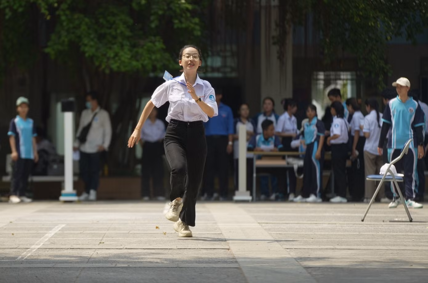 Nữ sinh thi tài ở nội dung chạy cự ly ngắn. Ảnh: Quốc Hoàng
