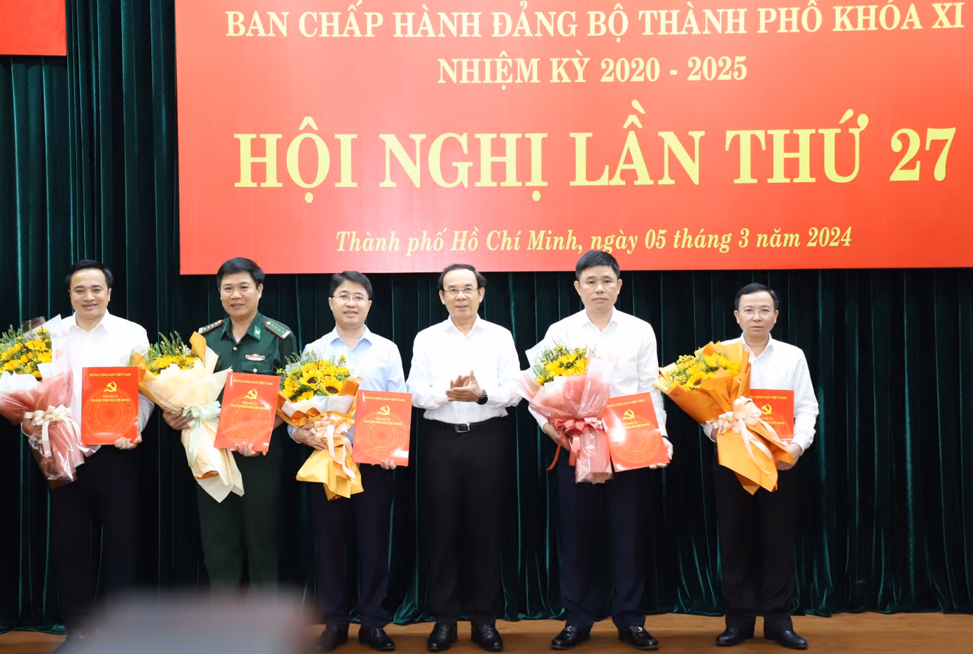Bí thư Thành ủy TPHCM Nguyễn Văn Nên trao quyết định cho các tân Thành ủy viên. Ảnh: Ngô Tùng Bí thư Thành ủy TPHCM Nguyễn Văn Nên trao quyết định cho các tân Thành ủy viên. Ảnh: Ngô Tùng