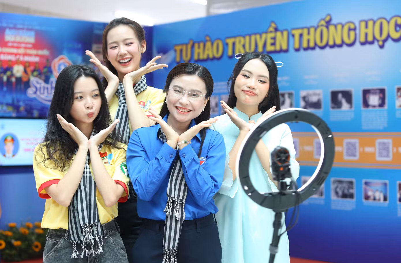 Các bạn sinh viên tiêu biểu cùng lãnh đạo T.Ư Đoàn tại ngày hội.