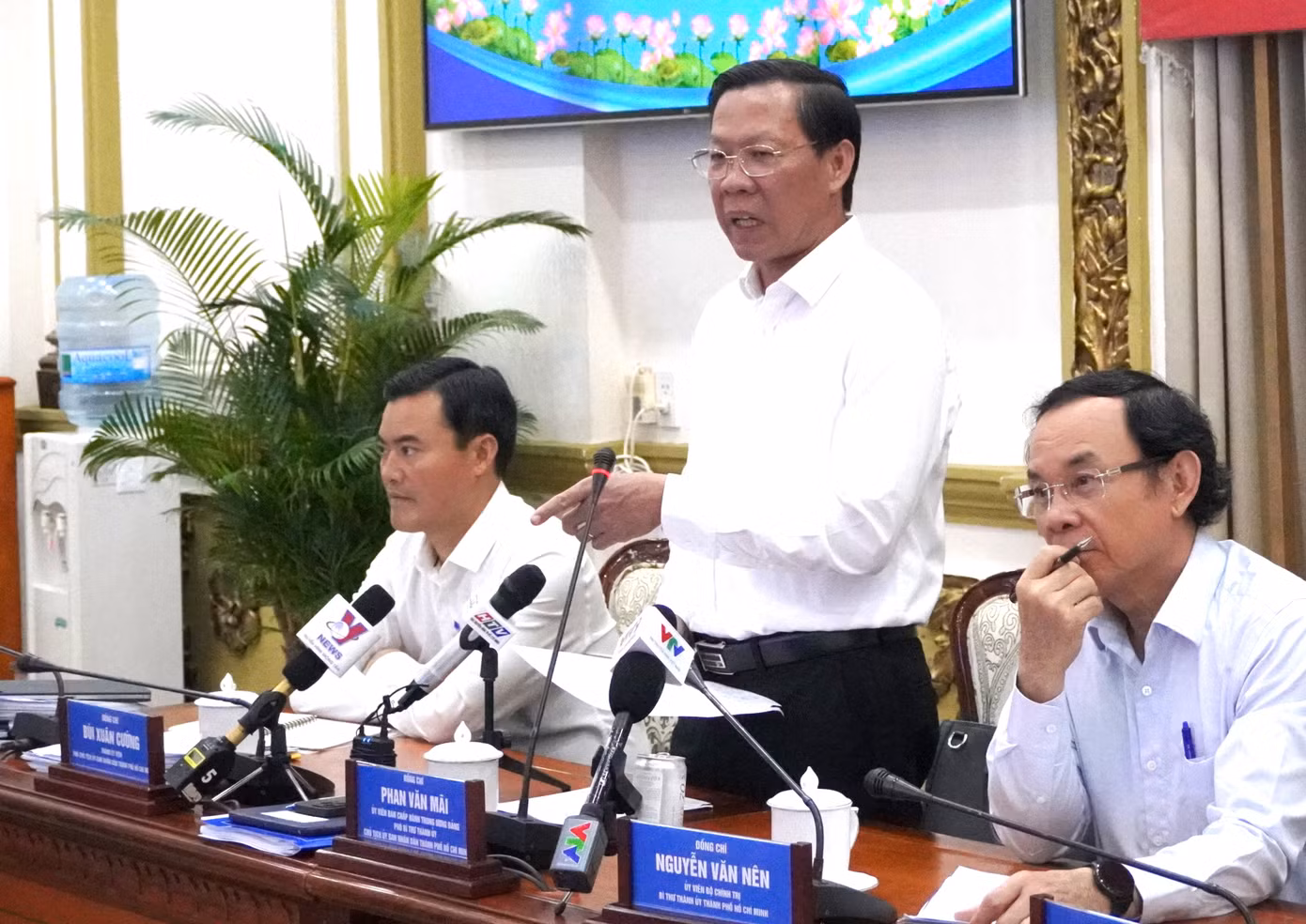 Chủ tịch UBND TPHCM Phan Văn Mãi kết luận phiên họp. Ảnh: TTBC TPHCM. Chủ tịch UBND TPHCM Phan Văn Mãi kết luận phiên họp. Ảnh: TTBC TPHCM.