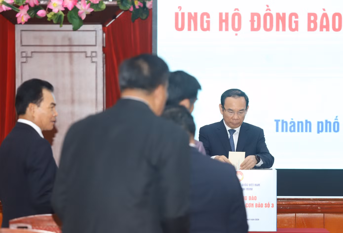 Bí thư Thành ủy TPHCM Nguyễn Văn Nên quyên góp ủng hộ tại buổi lễ. Bí thư Thành ủy TPHCM Nguyễn Văn Nên quyên góp ủng hộ tại buổi lễ.