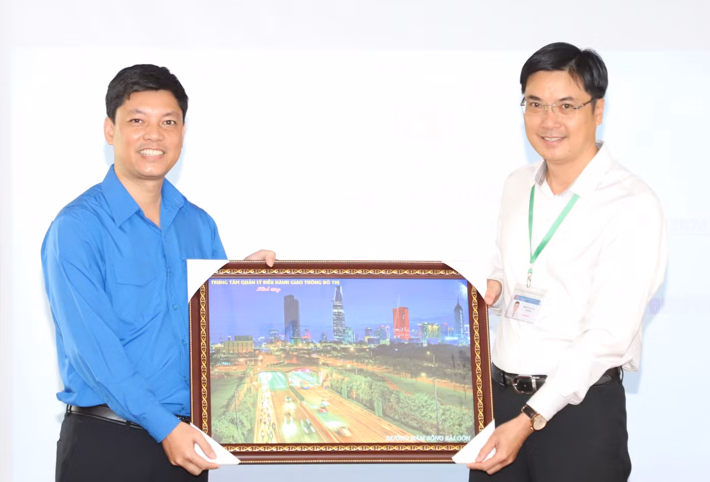 Anh Đỗ Tuấn Hanh (bìa trái) - Phó trưởng Ban Thanh niên công nhân và đô thị Trung ương Đoàn cùng đại diện trung tâm trao tặng quà lưu niệm.