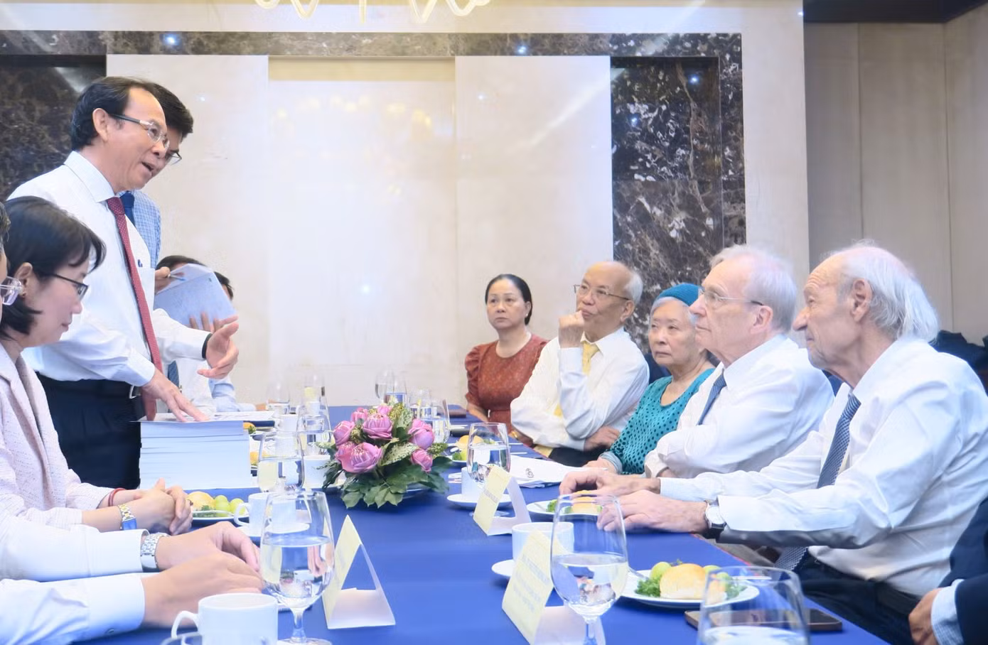 Bí thư Thành ủy TPHCM Nguyễn Văn Nên gặp gỡ, trò chuyện với hai vị khách người Thụy Sĩ. Ảnh: Thành ủy TPHCM.