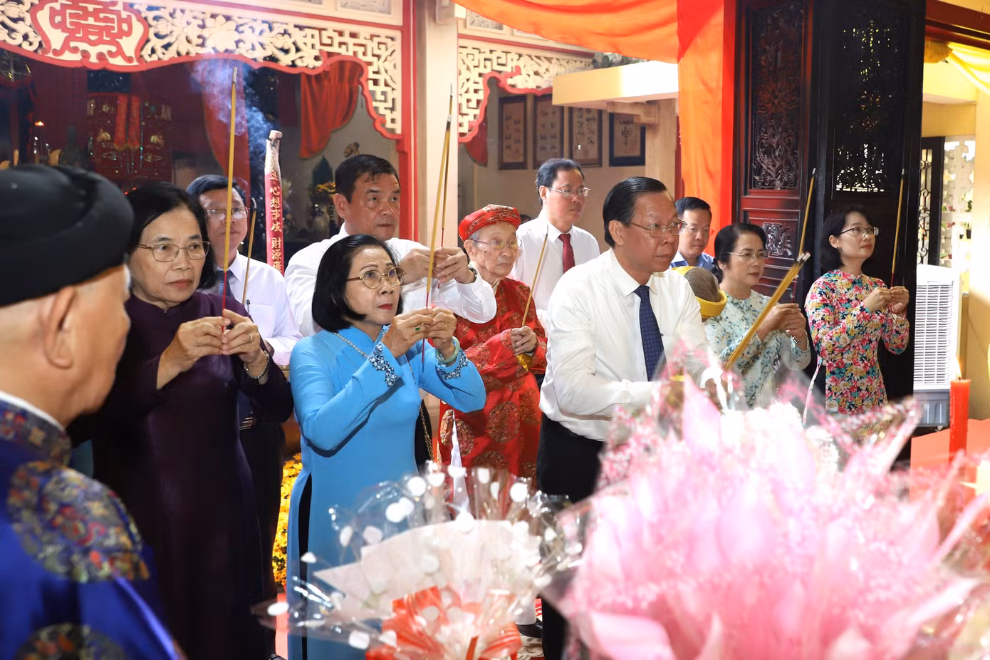 Các đồng chí lãnh đạo, nguyên lãnh đạo TPHCM và tỉnh Tây Ninh thành kính tri ân công lao to lớn của Đức Tả quân Lê Văn Duyệt, người có công giữ an bờ cõi và mở mang vùng đất Nam bộ. Các đồng chí lãnh đạo, nguyên lãnh đạo TPHCM và tỉnh Tây Ninh thành kính tri ân công lao to lớn của Đức Tả quân Lê Văn Duyệt, người có công giữ an bờ cõi và mở mang vùng đất Nam bộ.