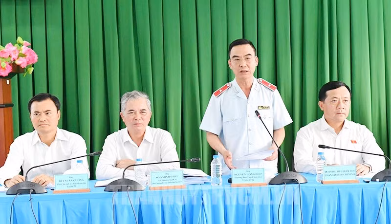 Trưởng ban Tiếp công dân Trung ương Nguyễn Hồng Điệp (thứ hai từ phải qua) trao đổi tại buổi tiếp người dân 5 khu phố ở TP Thủ Đức. Ảnh: Thành ủy TPHCM