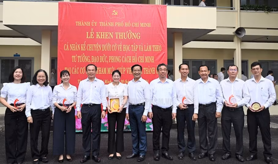 Bí thư Nguyễn Văn Nên cùng các lãnh đạo cơ quan Thành ủy tuyên dương, khen thưởng các điển hình trong kể chuyện về Bác. Ảnh: Thành ủy TPHCM