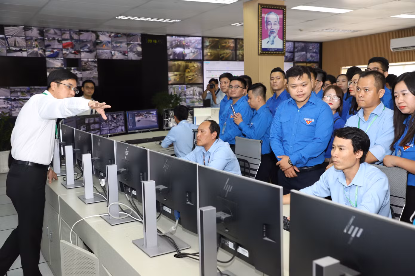 “Đây là công việc khá nặng nề trong thực hiện nhiệm vụ của ngành giao thông thành phố bởi thành phố có mật độ phương tiện và người tham gia giao thông rất đông. Việc đưa vào vận hành trung tâm cùng với các giải pháp khác đã góp phần kéo giảm tình hình ùn tắc giao thông, tiến tới tạo thuận lợi cho người dân khi đi lại, tham gia giao thông trên đường”, ông Tấn nói.