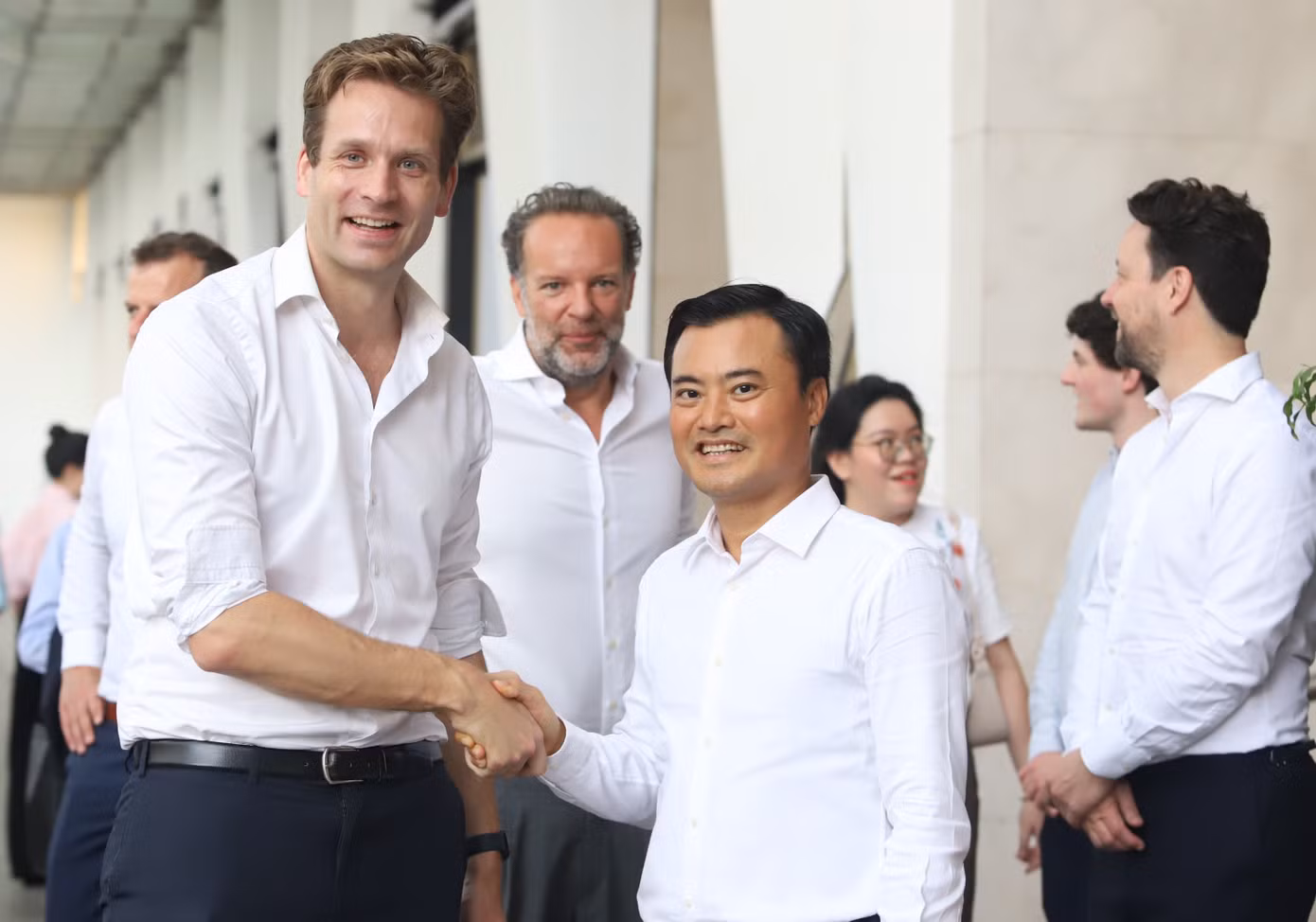 Ông Vincent Karremans cùng Phó Chủ tịch UBND TPHCM Bùi Xuân Cường. Ảnh: Ngô Tùng