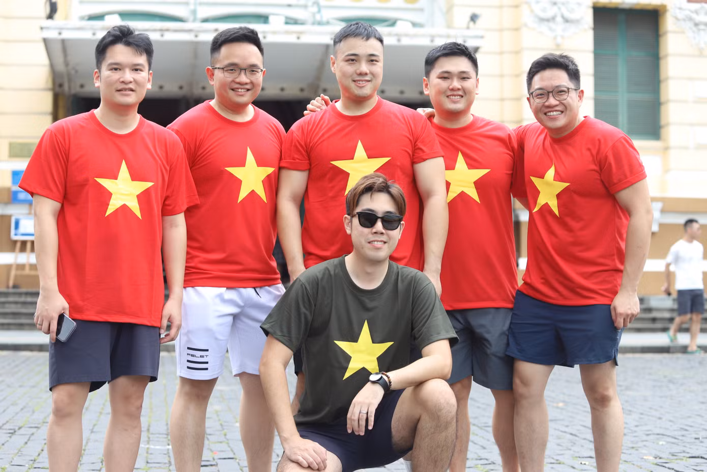 Sau lời mời của người thợ chụp ảnh, nhóm vui vẻ đồng ý chụp một vài bức ảnh lưu niệm với không gian tòa bưu điện cổ kính. Sau lời mời của người thợ chụp ảnh, nhóm vui vẻ đồng ý chụp một vài bức ảnh lưu niệm với không gian tòa bưu điện cổ kính.
