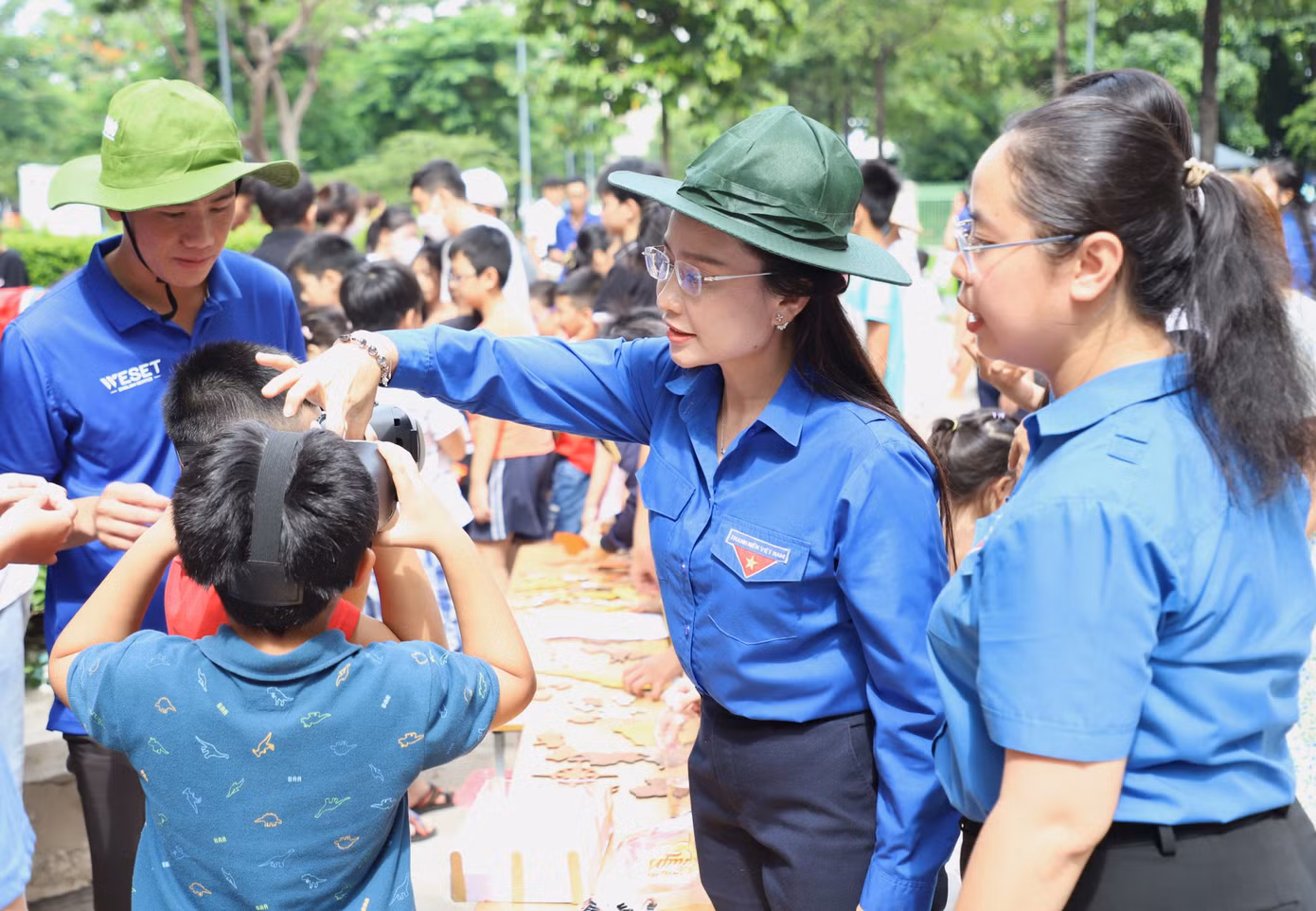 Lãnh đạo T.Ư Đoàn đến chung vui, động viên các thiếu nhi trong một số hoạt động tại địa bàn.