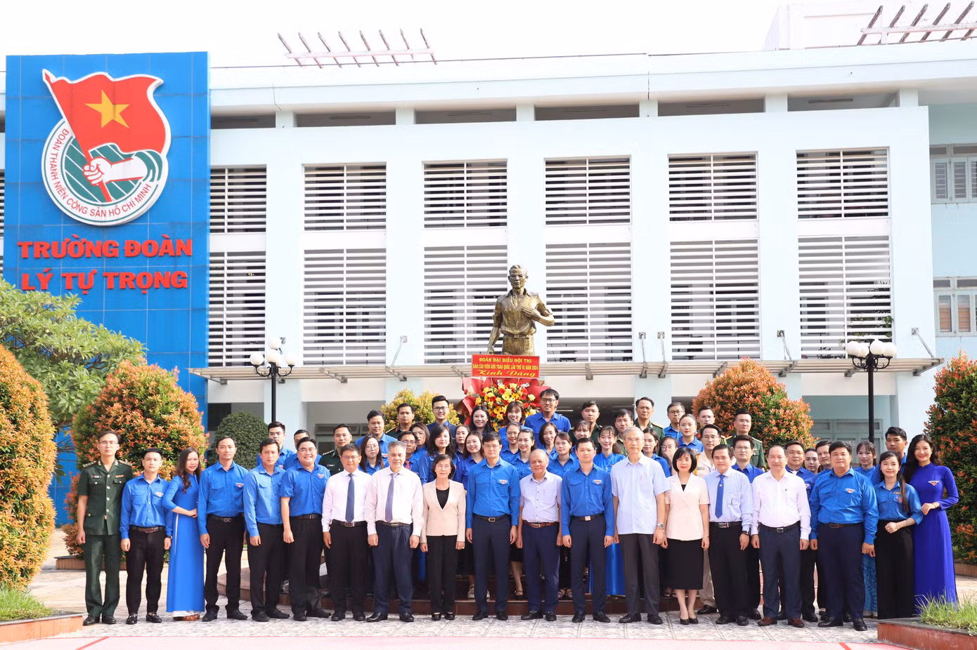 Ngay trước vòng thi quyết định, Ban Tổ chức, đại biểu đã tham dự lễ dâng hoa tưởng niệm Anh hùng Lý Tự Trọng.