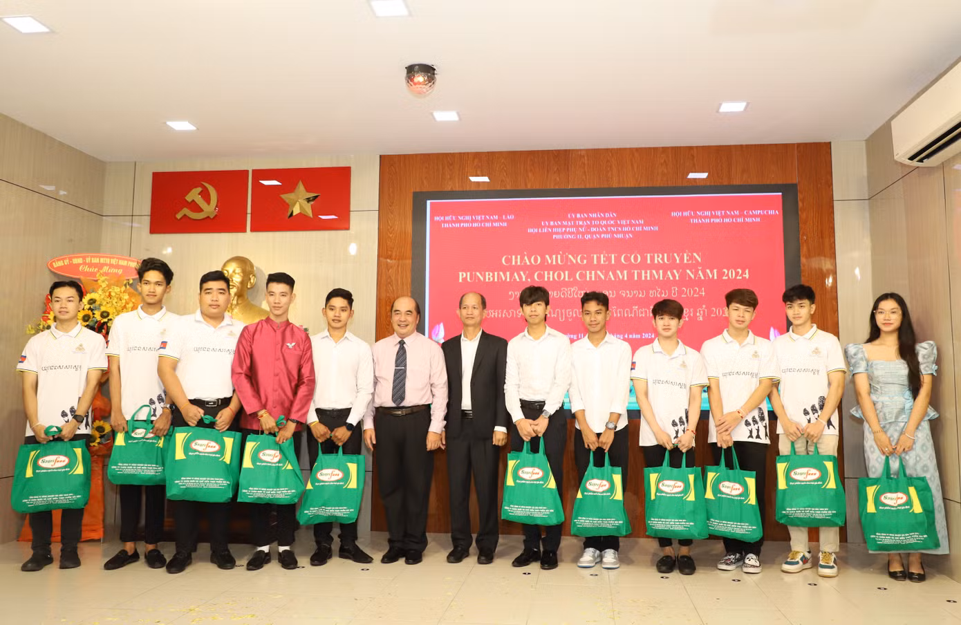Dịp này, Ban tổ chức gửi tặng 80 bạn sinh viên Lào, Campuchia những phần quà ấm tình.