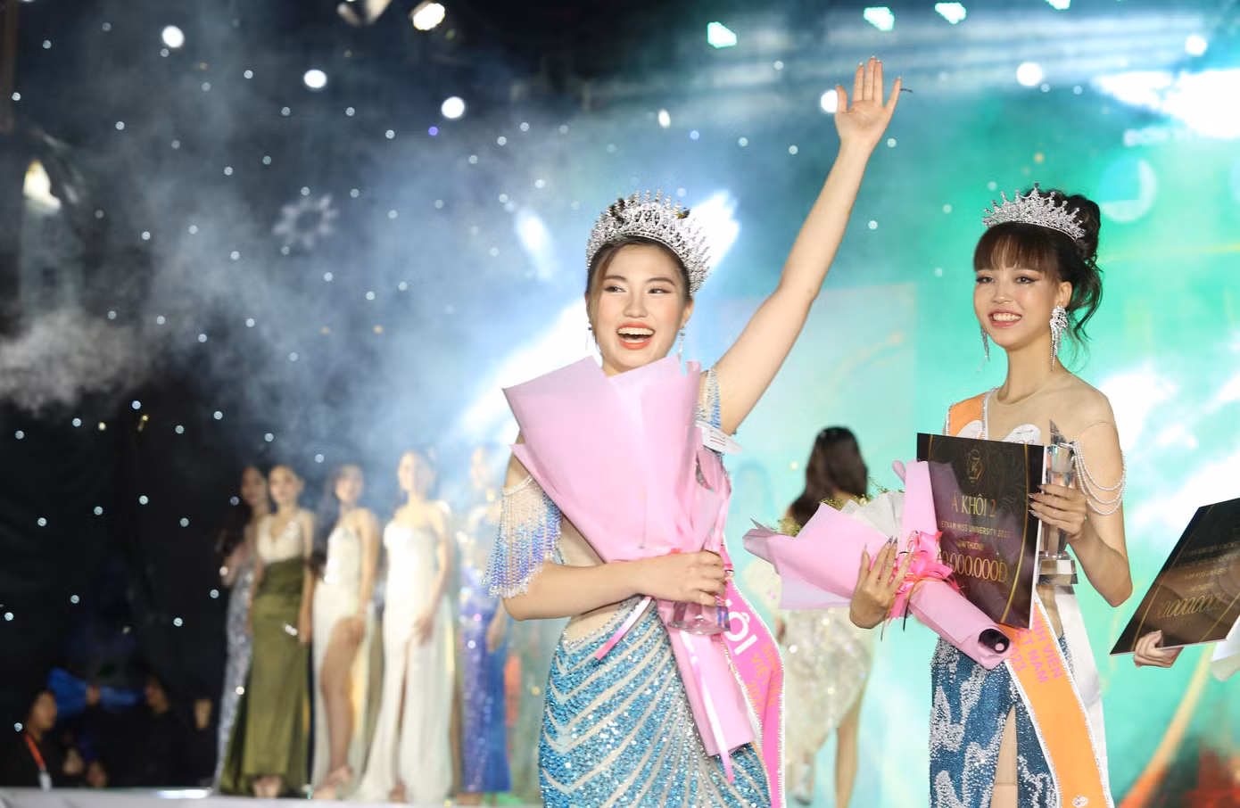 Trịnh Huyền Mai hạnh phúc trong giây phút đăng quang.