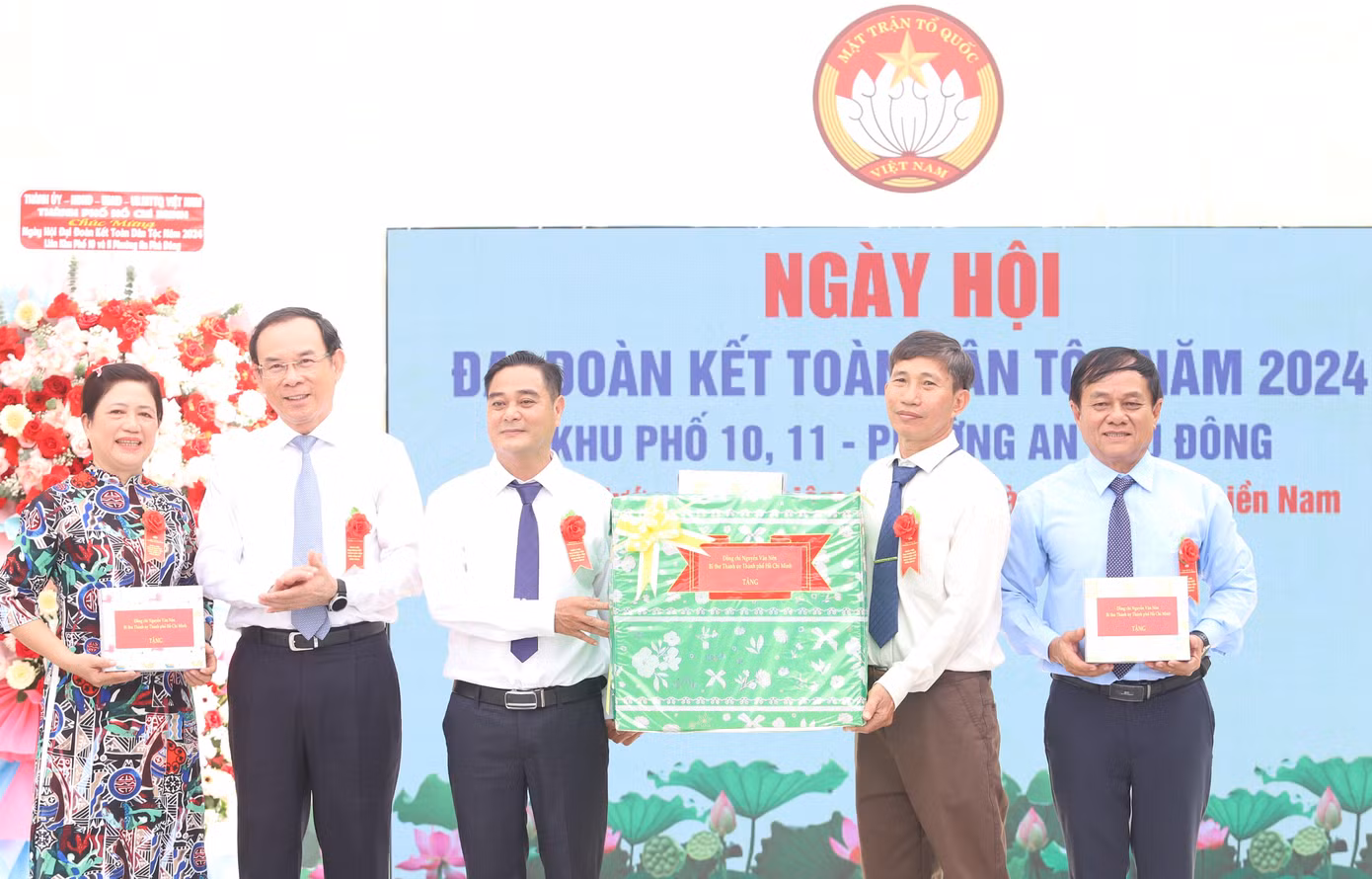 Thay mặt lãnh đạo TPHCM, ông Nguyễn Văn Nên tặng quà cho hai khu phố và gia đình văn hóa tiêu biểu ở khu dân cư. Thay mặt lãnh đạo TPHCM, ông Nguyễn Văn Nên tặng quà cho hai khu phố và gia đình văn hóa tiêu biểu ở khu dân cư.