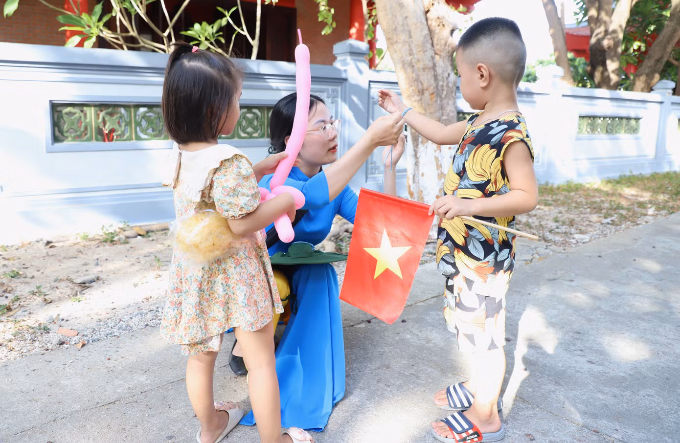 Bạn trẻ làm những món quà handmade ngay trên tàu hành trình, tặng các em nhỏ đảo Trường Sa Lớn.