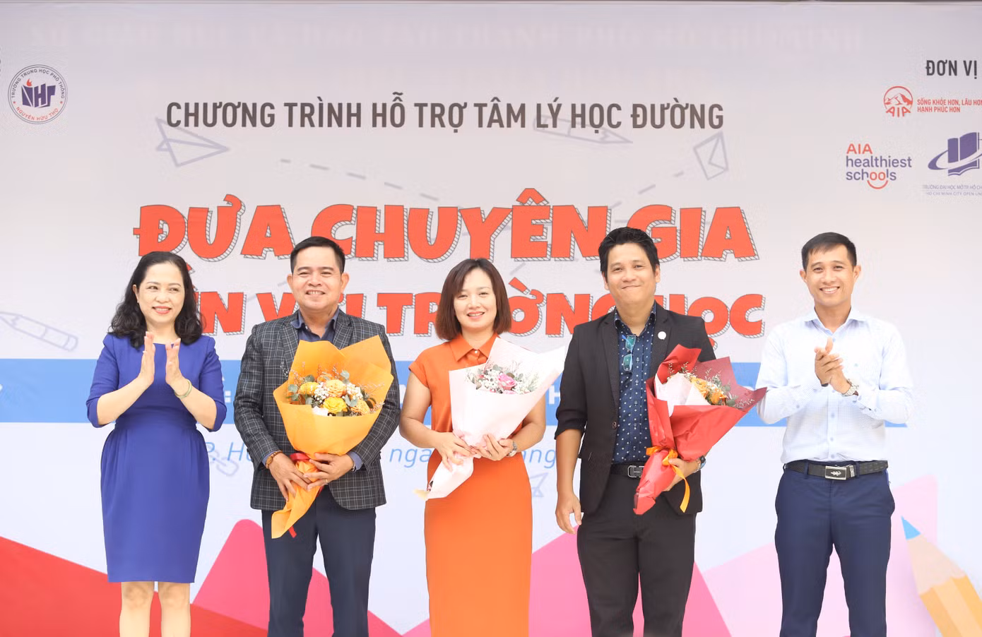 Đại diện Ban tổ chức chương trình tặng hoa cám ơn các chuyên gia, diễn giả.