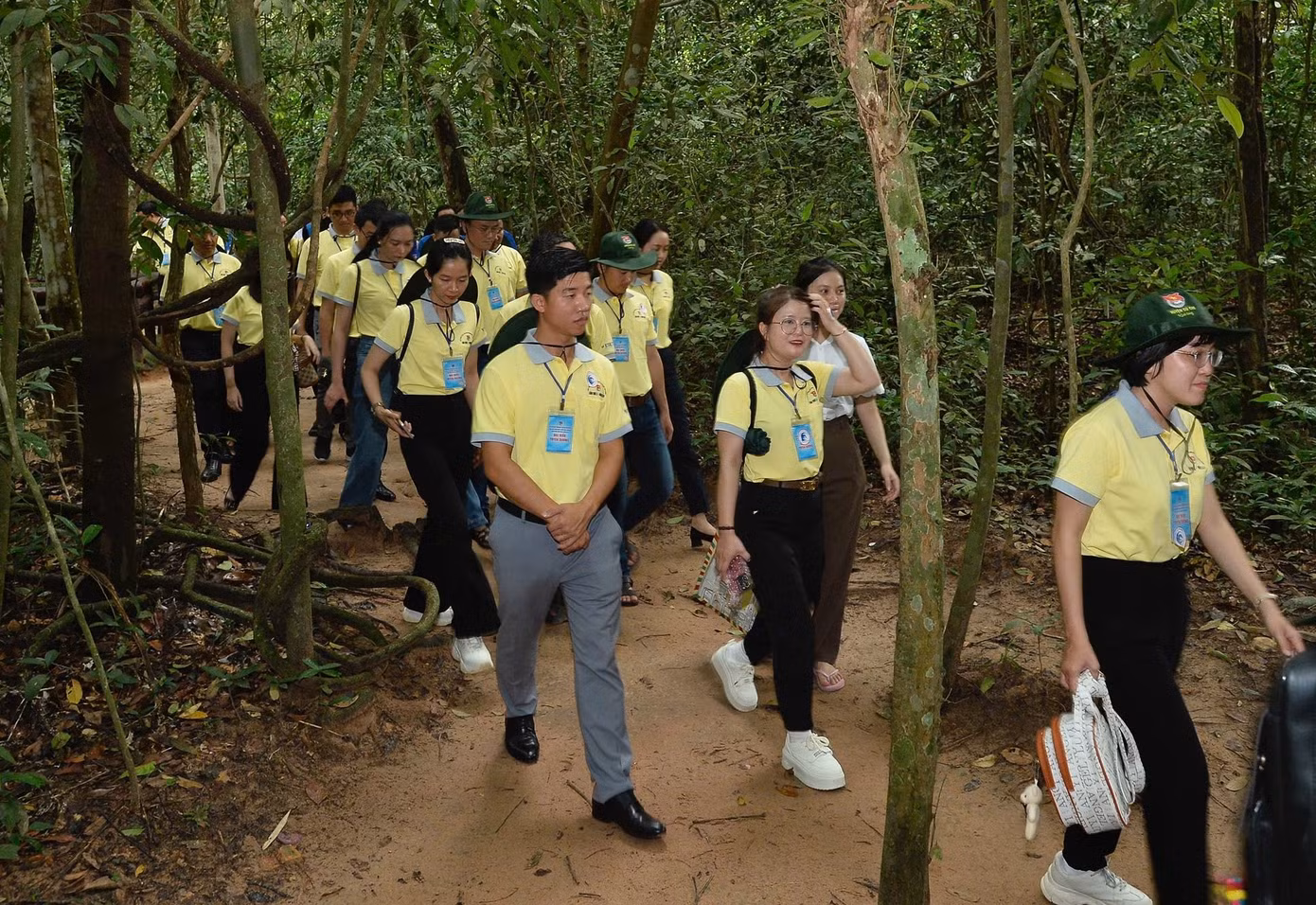 Trước đó, các đại biểu cũng có chuyến tham quan Khu di tích lịch sử địa đạo Củ Chi.