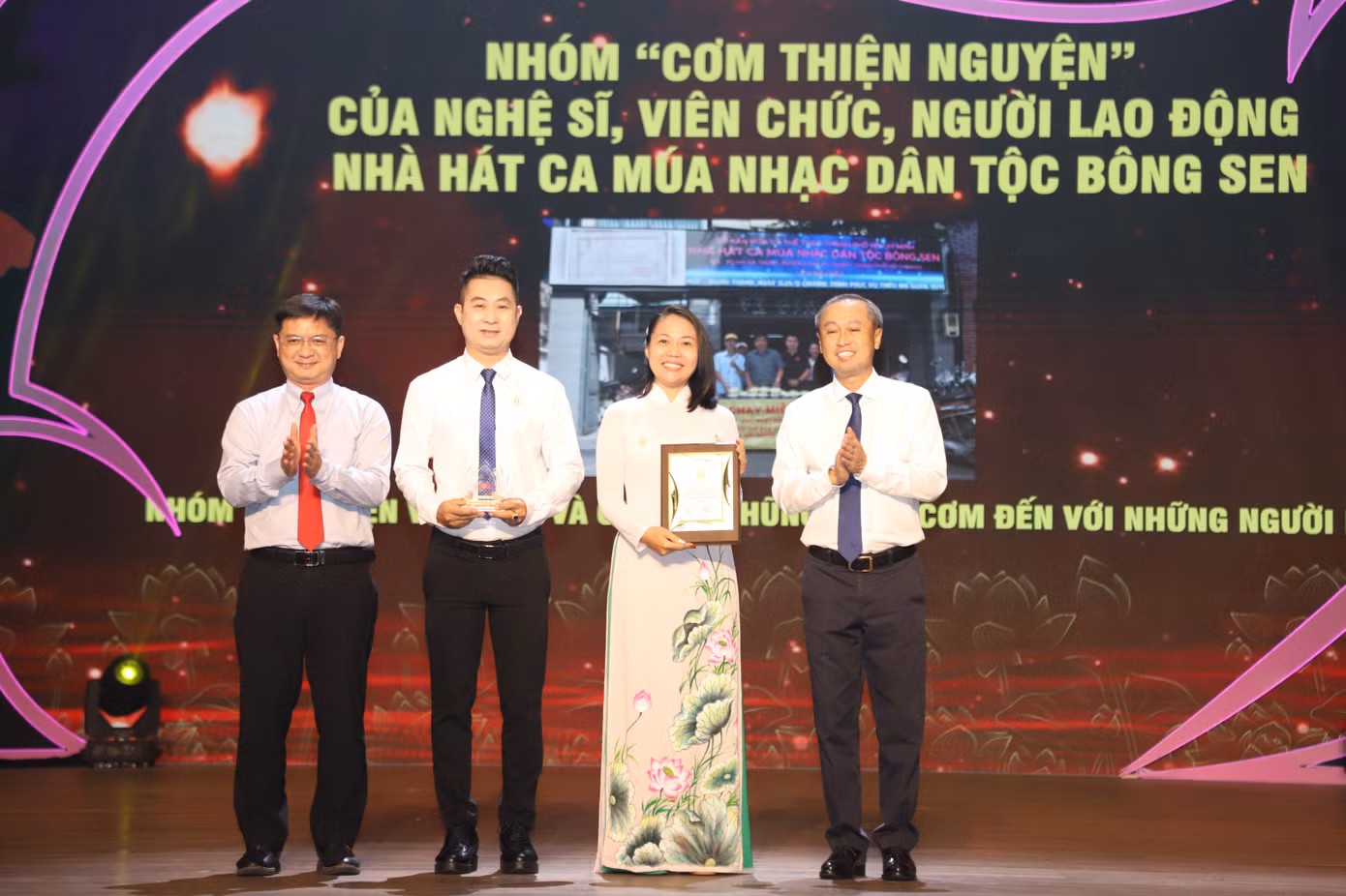 Lãnh đạo TPHCM tuyên dương, khen thưởng các cá nhân, tập thể tiêu biểu.