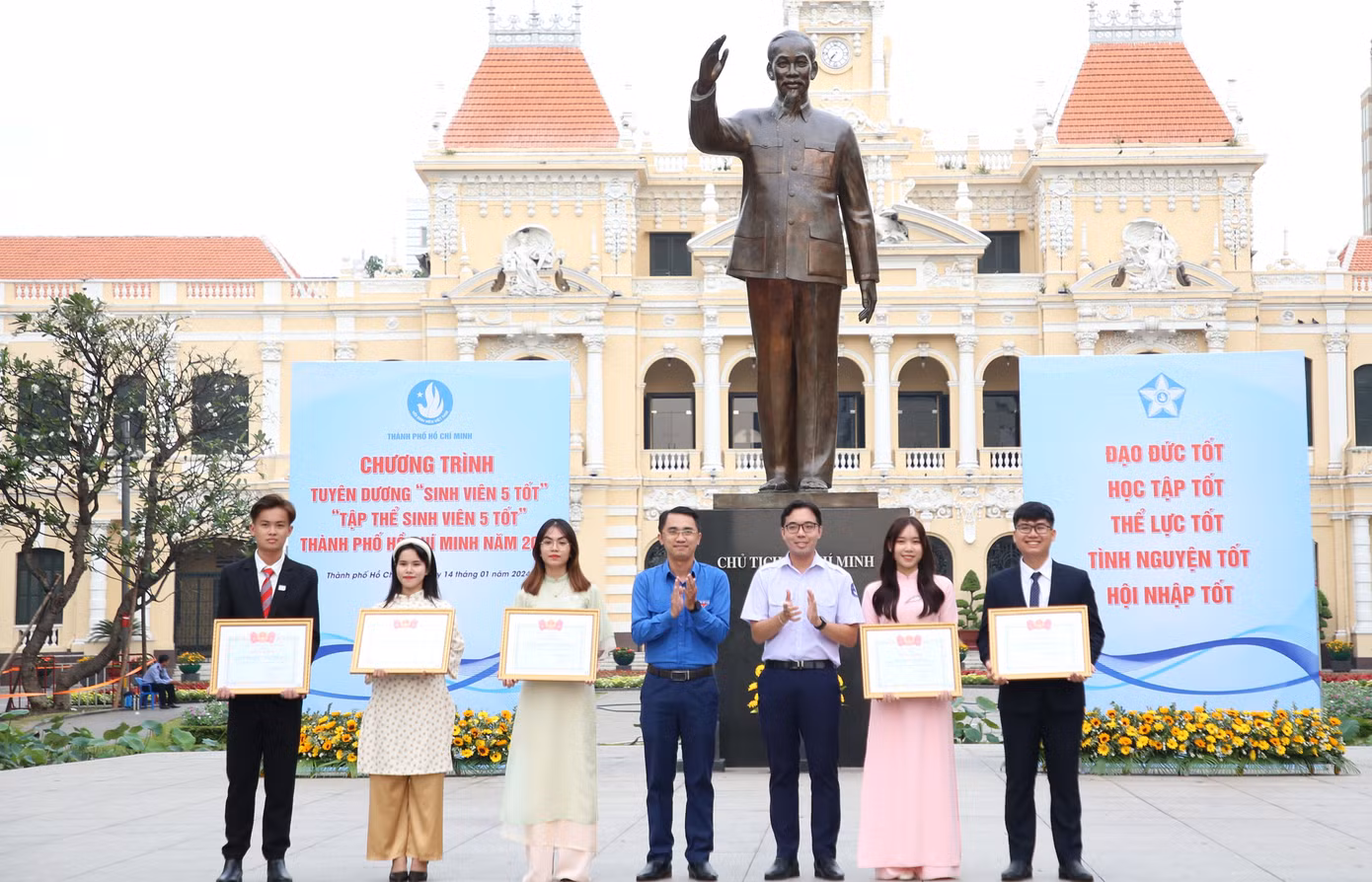 Tuyên dương tập thể Sinh viên 5 tốt.