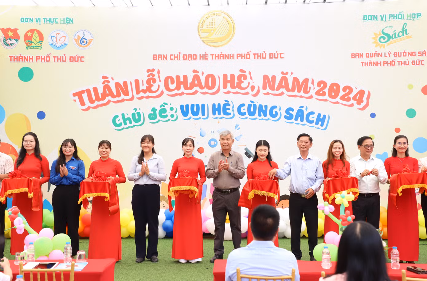 Lãnh đạo TP Thủ Đức thực hiện nghi thức khai mạc Tuần lễ chào hè chủ đề "Vui hè cùng sách". Ảnh: Ngô Tùng Lãnh đạo TP Thủ Đức thực hiện nghi thức khai mạc Tuần lễ chào hè chủ đề "Vui hè cùng sách". Ảnh: Ngô Tùng