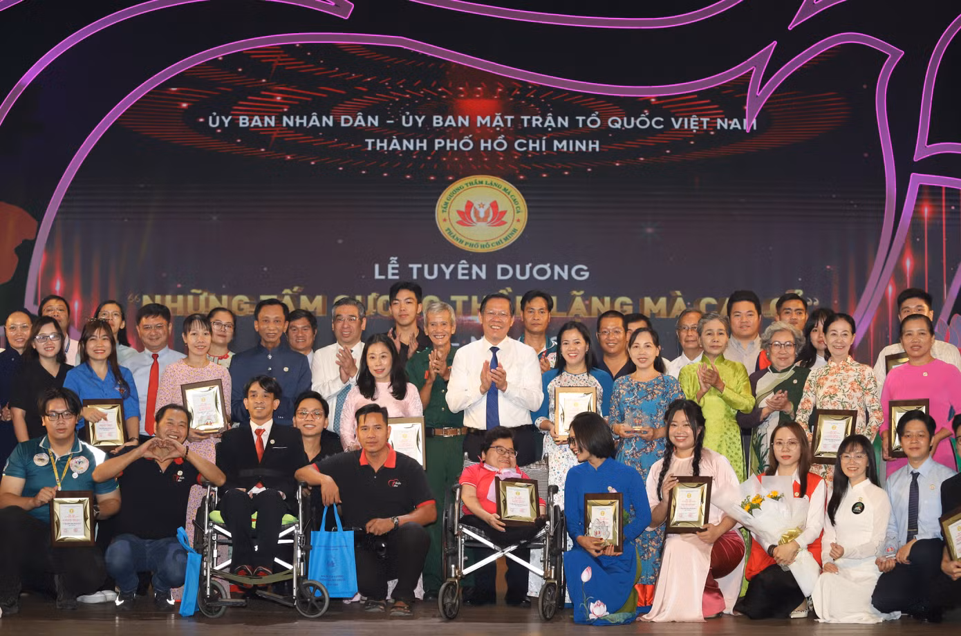 Các vị lãnh đạo TPHCM cùng với các tấm gương nhân ái tại buổi lễ.