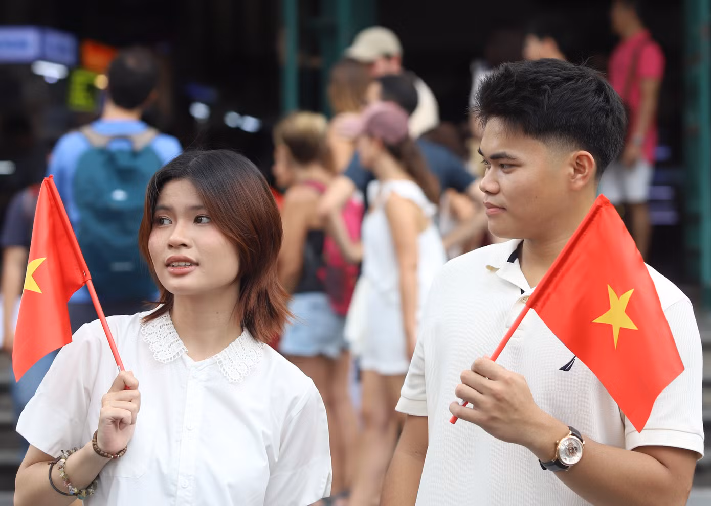 Đôi bạn trẻ mang theo cờ Tổ quốc chụp bộ ảnh kỷ niệm. Đôi bạn trẻ mang theo cờ Tổ quốc chụp bộ ảnh kỷ niệm.