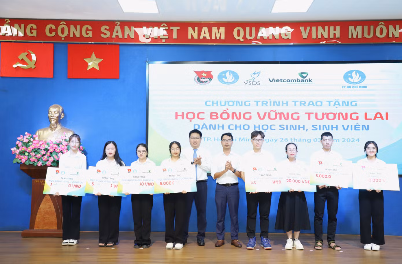 Mỗi suất học bổng "Vững tương lai" có trị giá 5 triệu đồng, góp phần nâng bước các em trong chặng đường học tập, rèn luyện sắp tới.