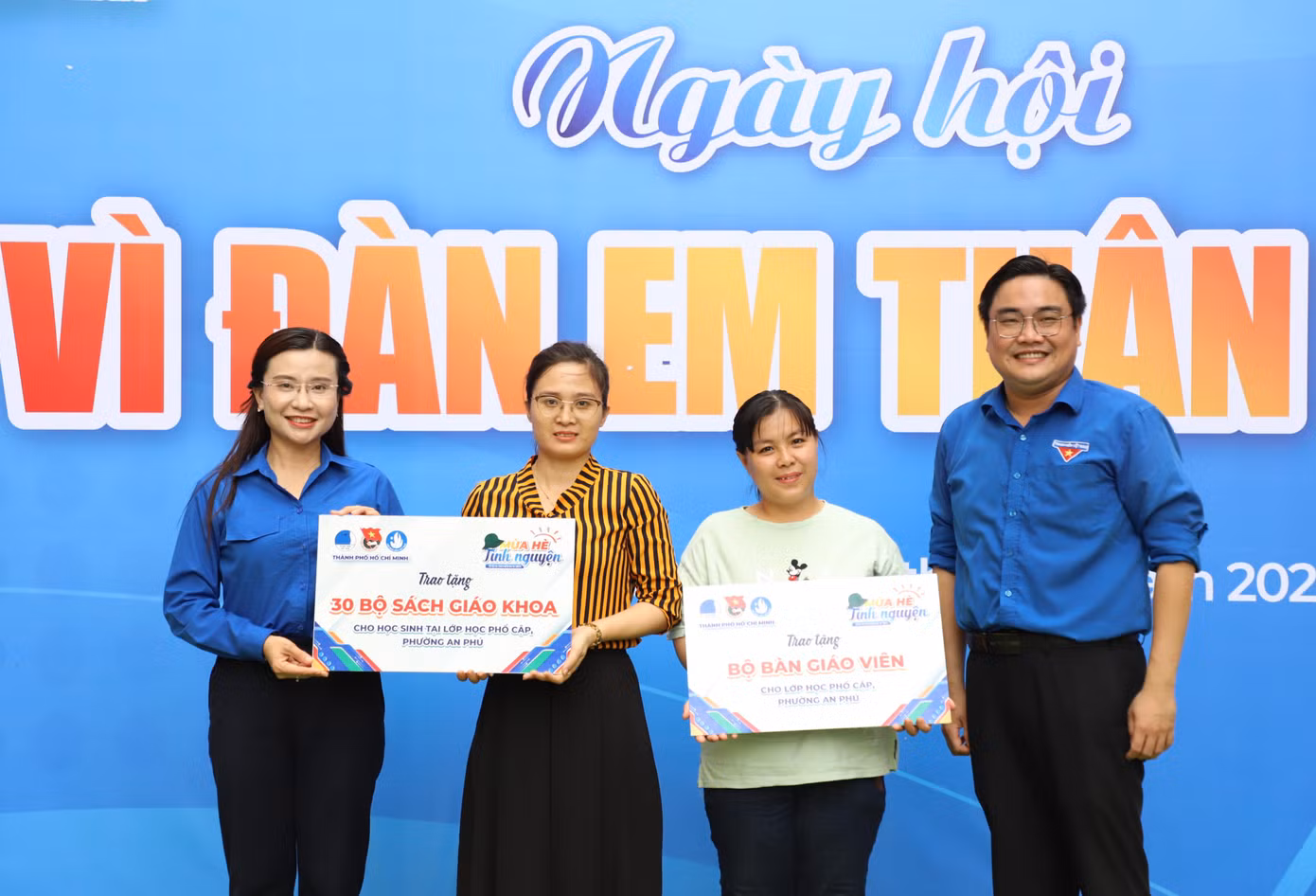 Lãnh đạo T.Ư Đoàn, Thành Đoàn TPHCM gửi tặng các phần quà đến các học sinh ở TP Thủ Đức. Ảnh: Ngô Tùng