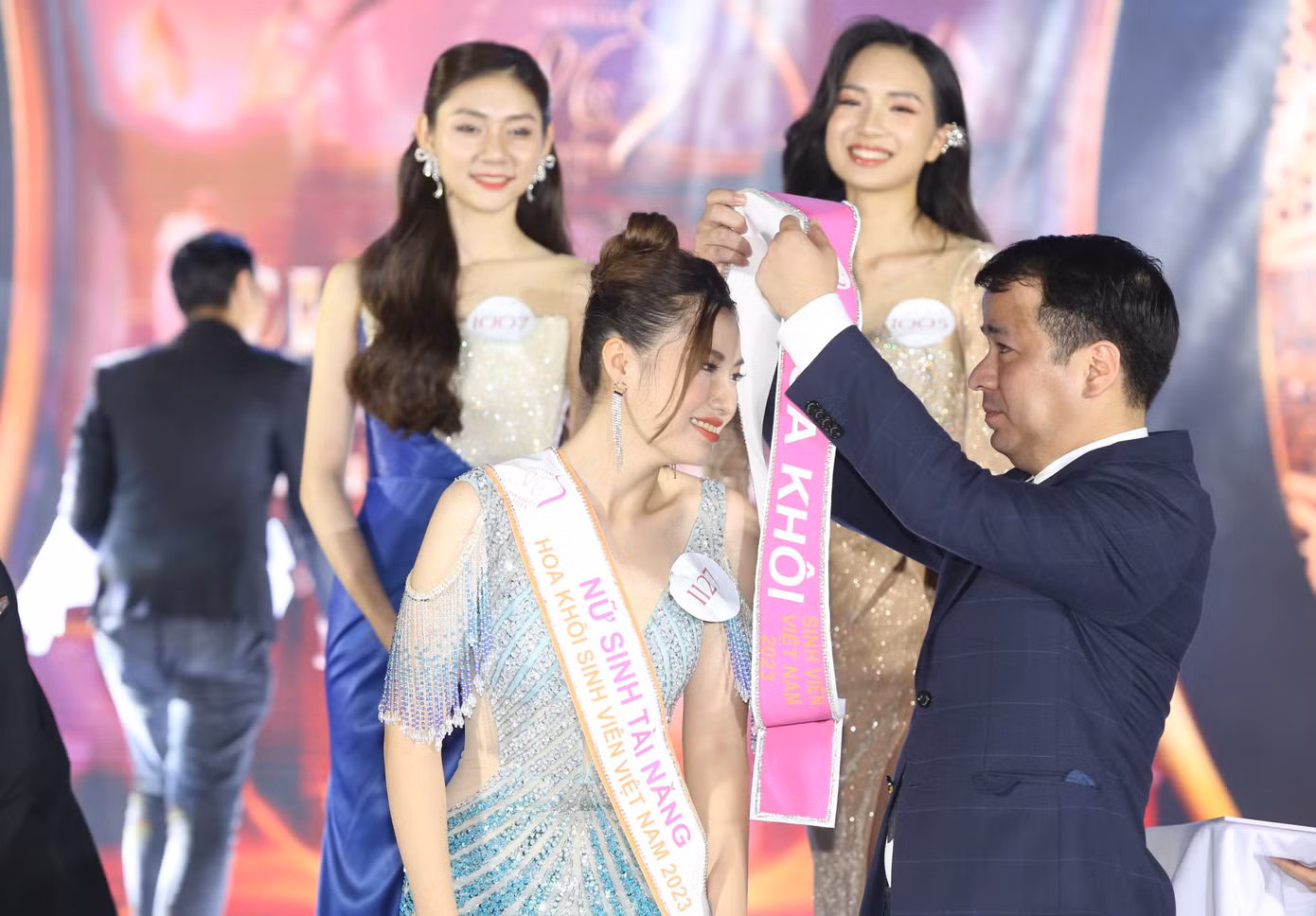Bí thư Trung ương Đoàn Ngô Văn Cương trao sash Hoa khôi cho Huyền Mai.